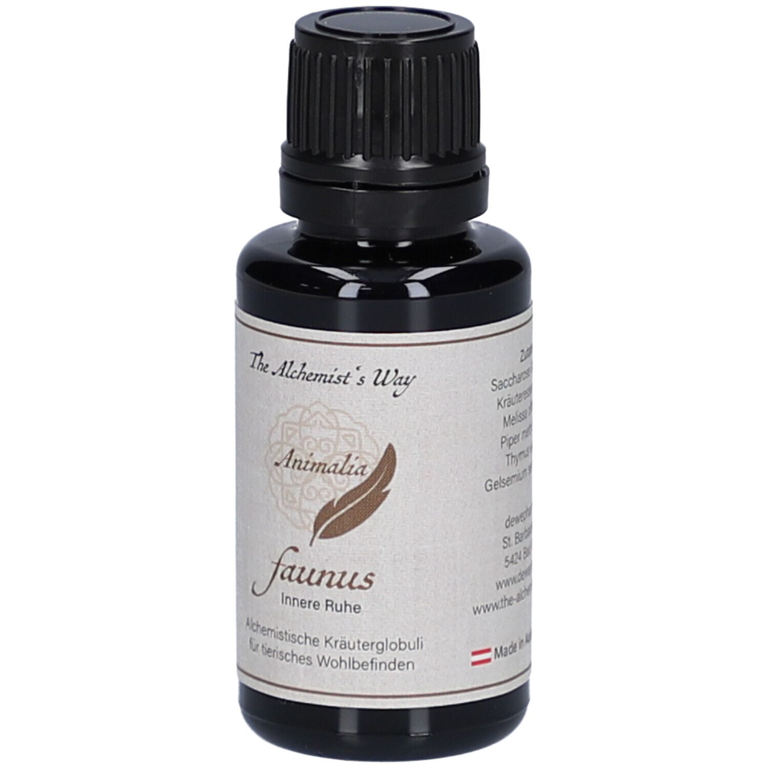 Braune Glasflasche mit schwarzem Deckel. Etikett mit Text: The Alchemist's Way, Animalia faunus Innere Ruhe. Alchemistische Kräuterglobuli. Hergestellt in Österreich.