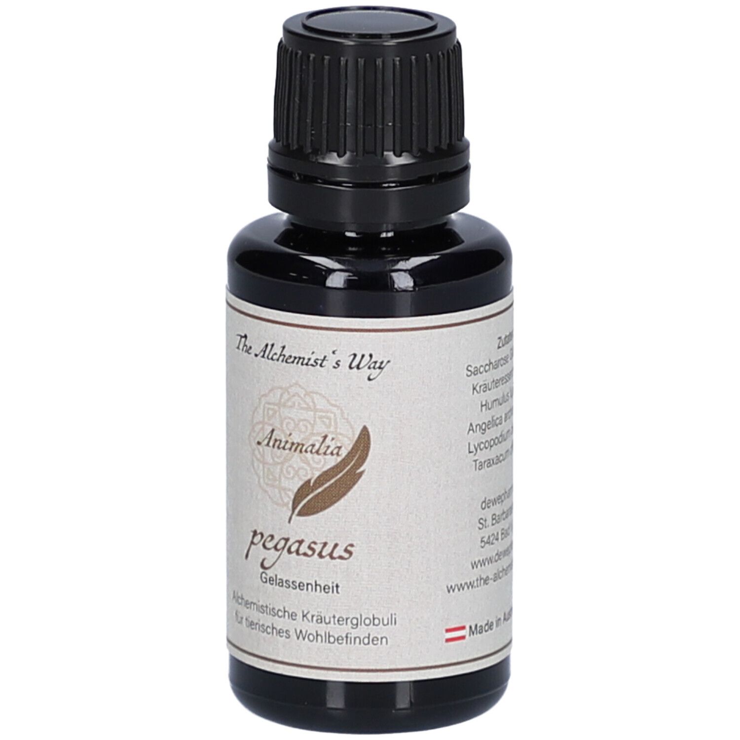 Braune Glasflasche mit schwarzem Deckel. Etikett mit Text: The Alchemist's Way, Animalia, pegasus Gelassenheit.