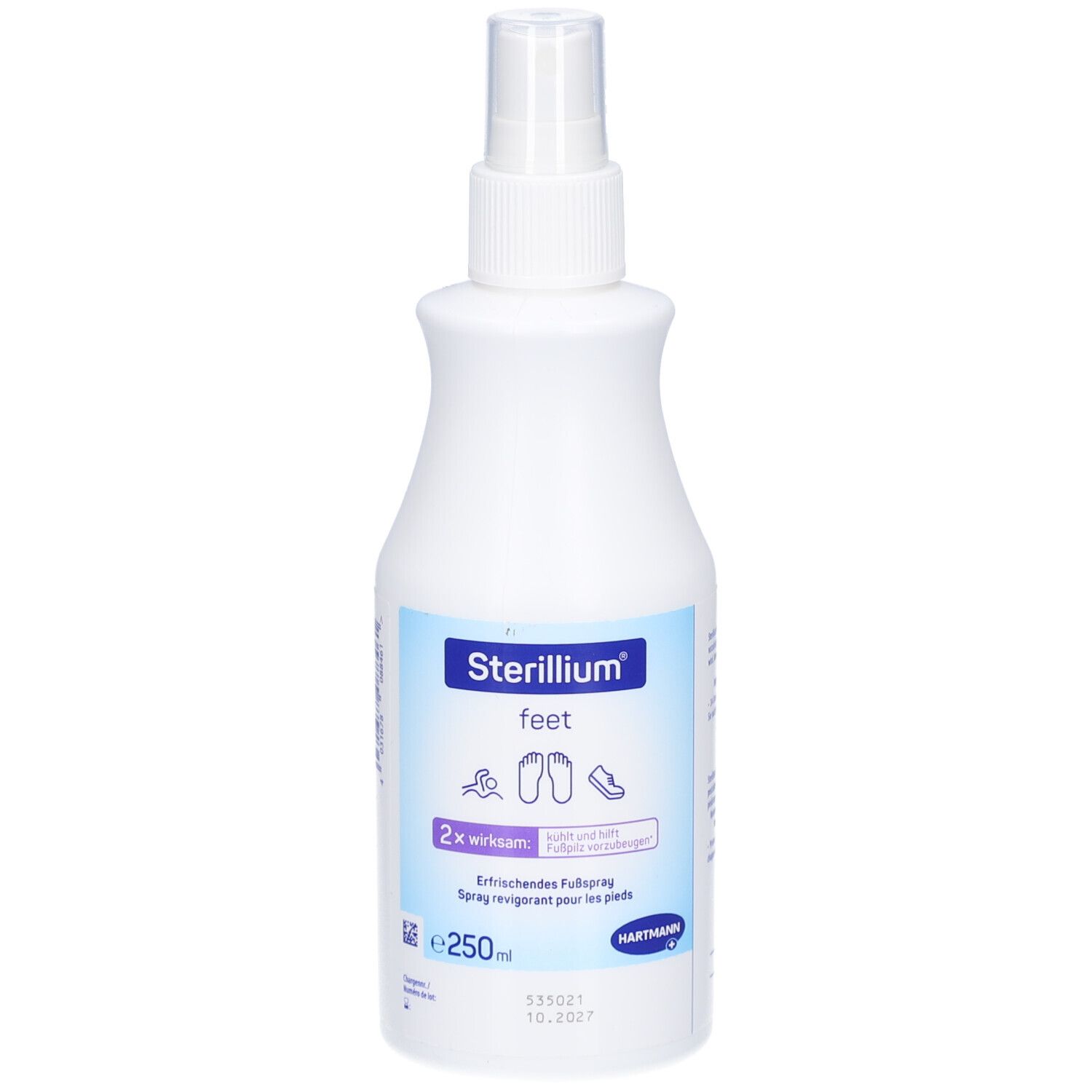 Weiße Sprühflasche mit blauem Etikett. Aufschrift: Sterillium feet. Enthält Fußspray. 250 ml.