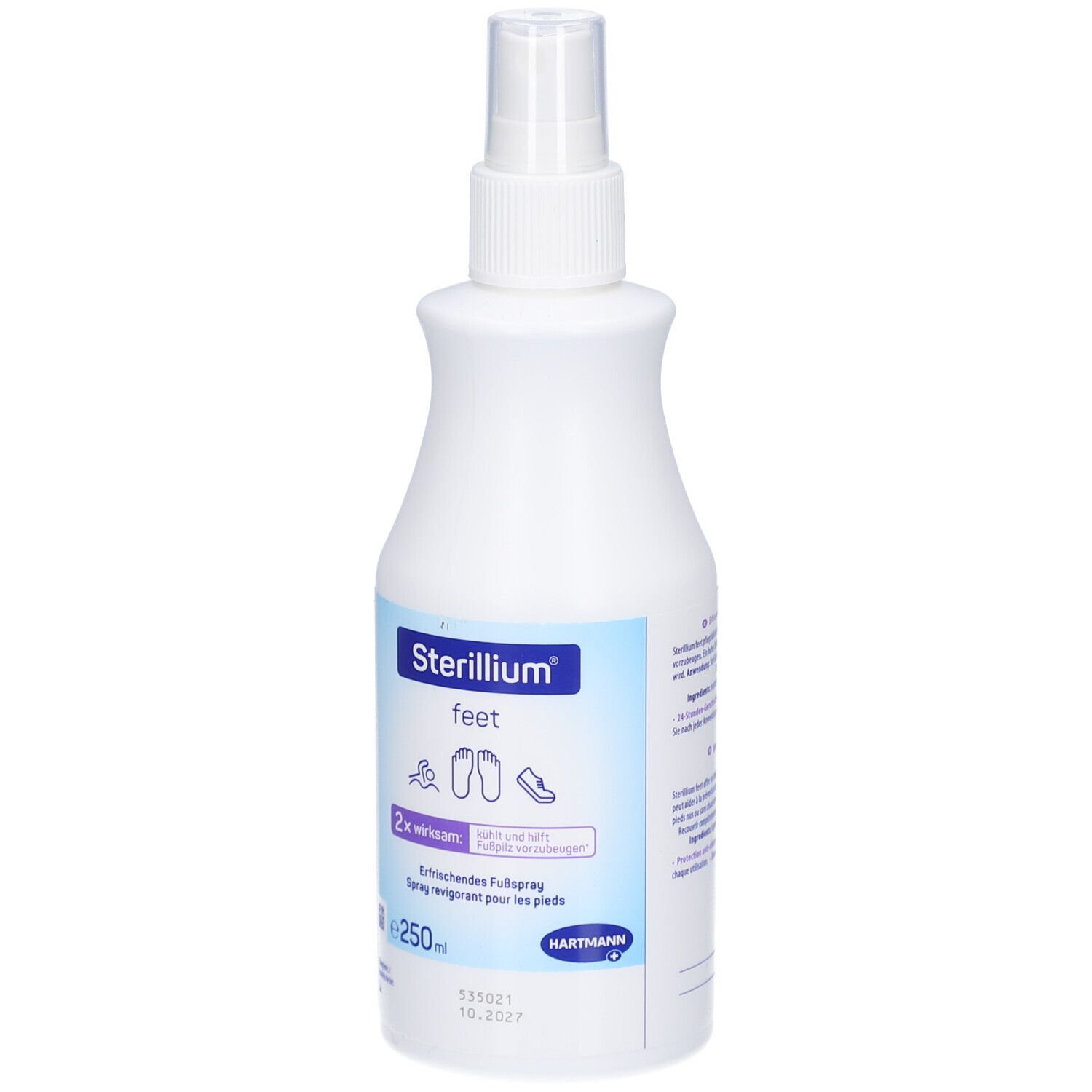 Weiße Sprühflasche mit blauem Etikett. Aufschrift: Sterillium feet. Enthält Fußspray. 250 ml.