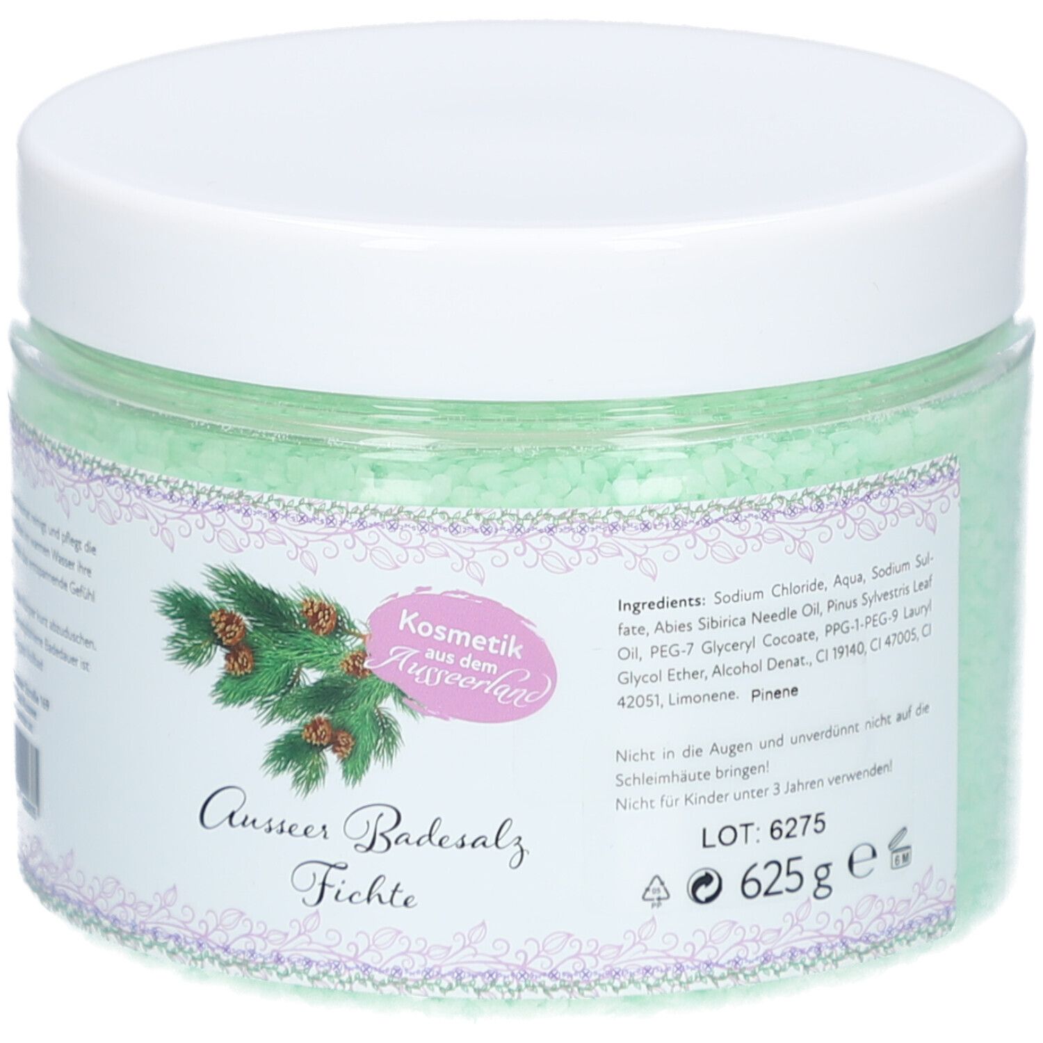 Runde Dose mit grünem Badesalz. Aufschrift: Ausseer Badesalz Fichte. Etikett mit Text und Fichtenzweig-Illustration. Weißer Deckel.
