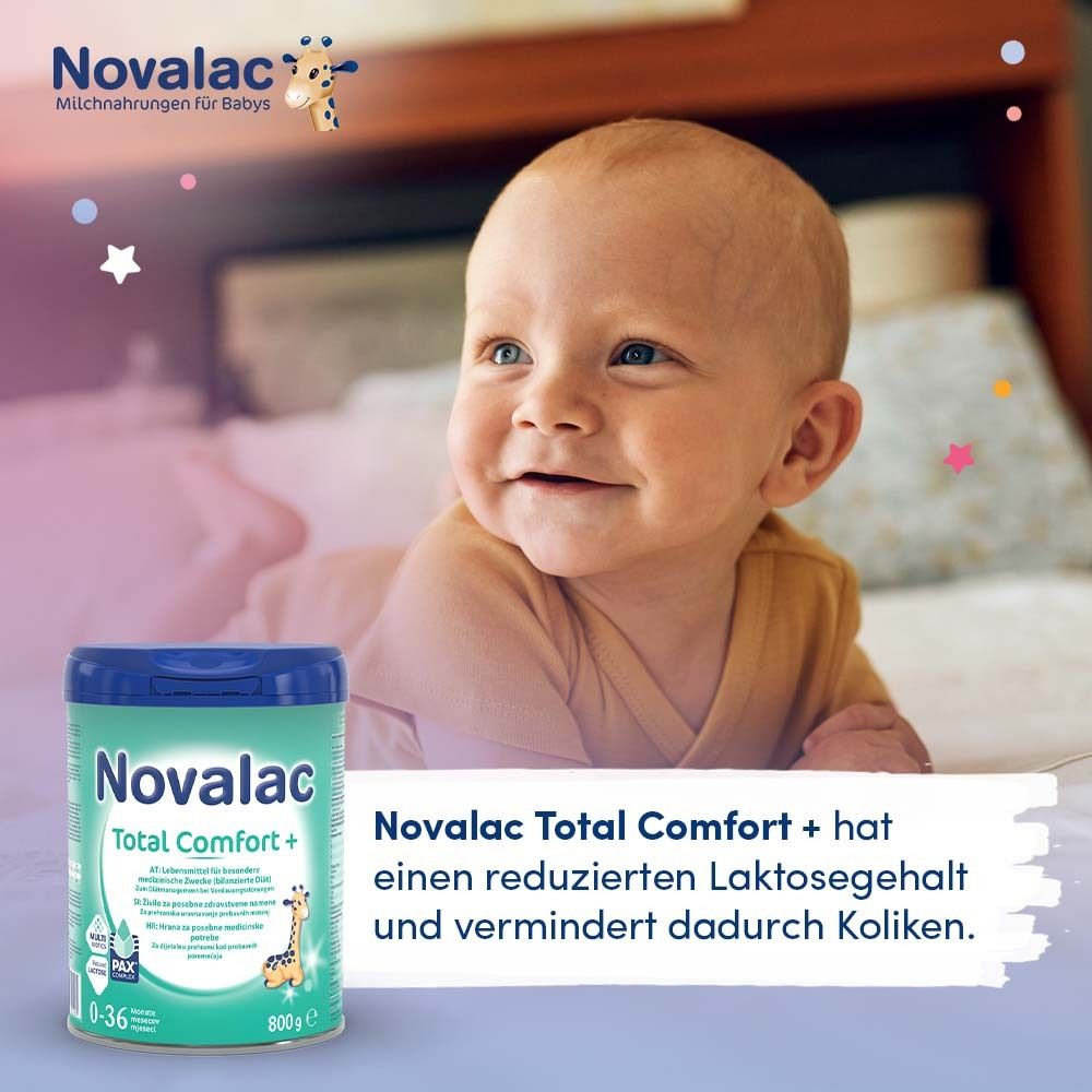 Baby liegt auf dem Bett. Novalac Total Comfort + Dose. Text: Reduzierter Laktosegehalt und vermindert dadurch Koliken.