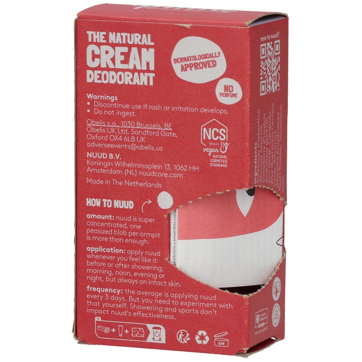 Rote Pappverpackung mit Text. Text: The Natural Cream Deodorant, dermatologisch getest, ohne Parfüm, NCS vegan. Informationen zur Anwendung.