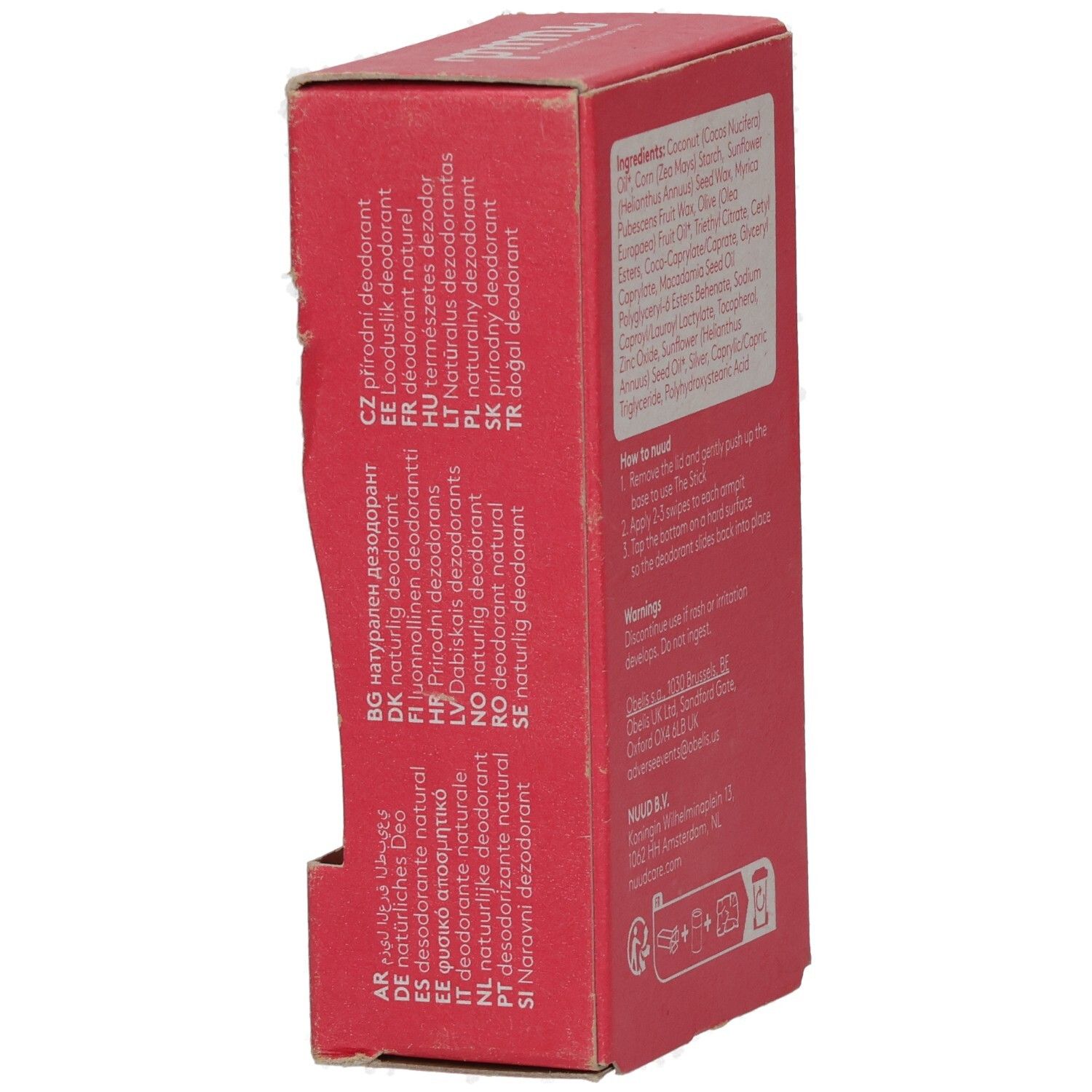 Rote Kartonseite mit Produktübersetzungen in verschiedenen Sprachen. Adressen und Logos.