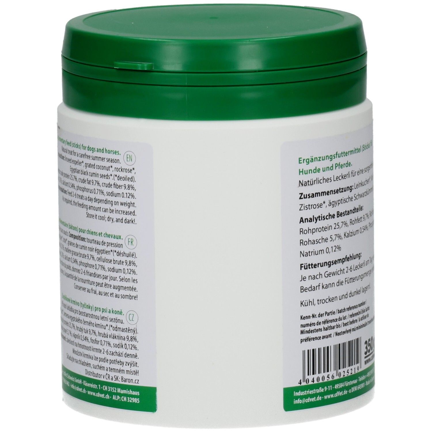 Weißes Produkt mit grüner Kappe. Text: Ergänzungsfuttermittel (Sticks) für Hunde und Pferde. Text in Deutsch, Englisch, Französisch und Tschechisch.