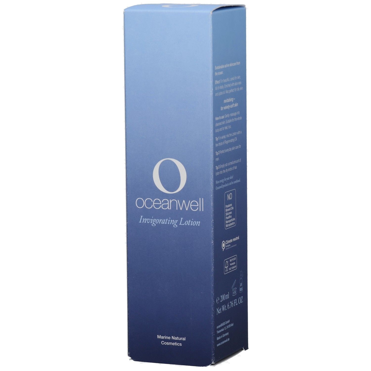 Blau-weiße Verpackung mit "oceanwell Irrigating Lotion"-Logo. Maritime Naturkosmetik. Oben und unten geschlossen.