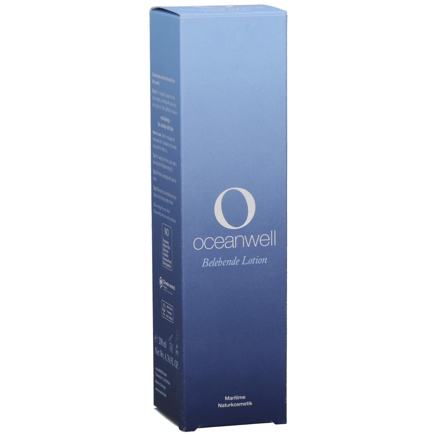 Blau-weiße Verpackung mit "oceanwell Belebende Lotion"-Logo. Maritime Naturkosmetik. Oben und unten geschlossen.