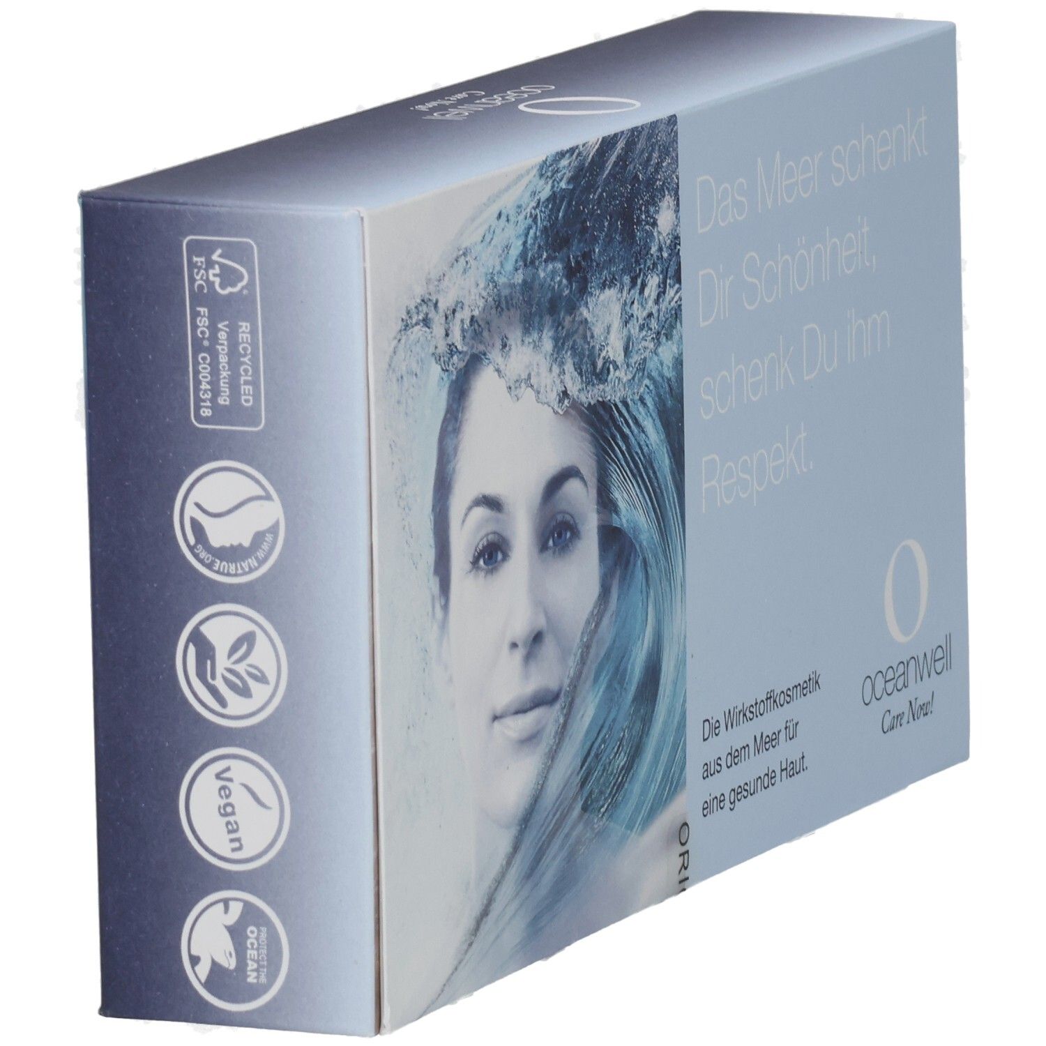 Produktverpackung, hellblau, mit Frauenporträt und Wellen. Logo: oceanwell. Auf der Seite: FSC, Vegan, Recycled Ocean. Text: "Das Meer schenkt..."