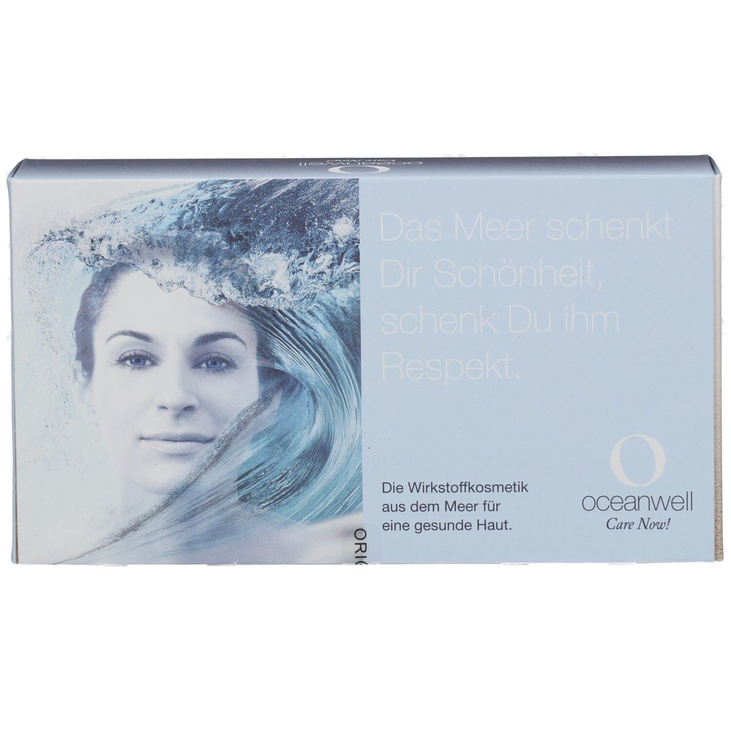 Hellblaue Produktverpackung mit Frauenporträt und Wellen. Text: "Das Meer schenkt Dir Schönheit, schenk Du ihm Respekt." Logo: oceanwell Care Now!