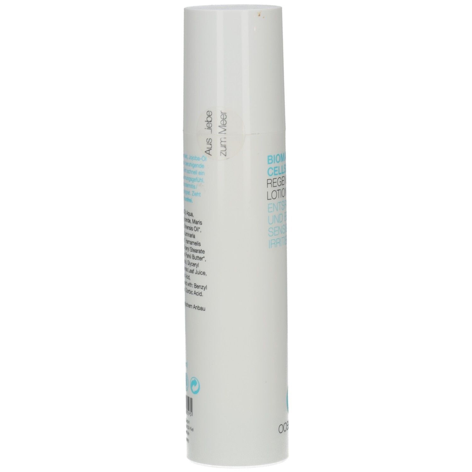 Weiße Lotion-Flasche. Aufschrift: Aus Liebe zum Meer. Zutatenliste. Oceanwell-Logo und Barcode.
