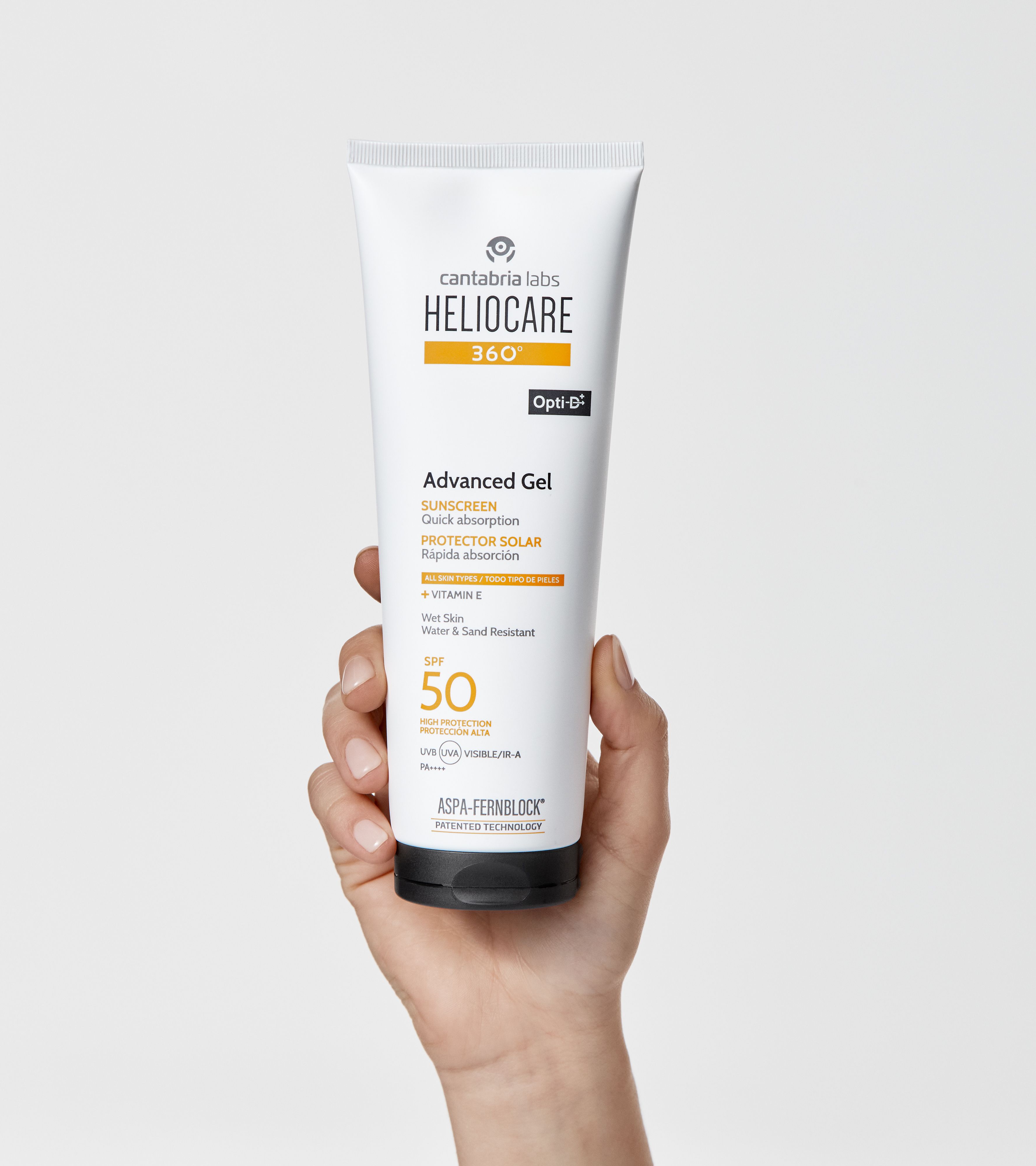 Hand hält eine weiße Tube mit schwarzem Deckel. Aufschrift: Heliocare 360° Advanced Gel SPF 50.