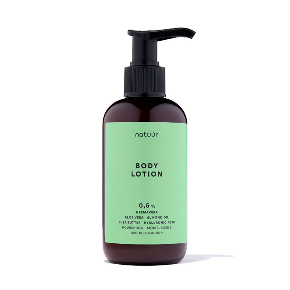 Braune Flasche mit schwarzem Pumpverschluss. Grünem Etikett mit Text: BODY LOTION, 0,5%, Inhaltsstoffe.