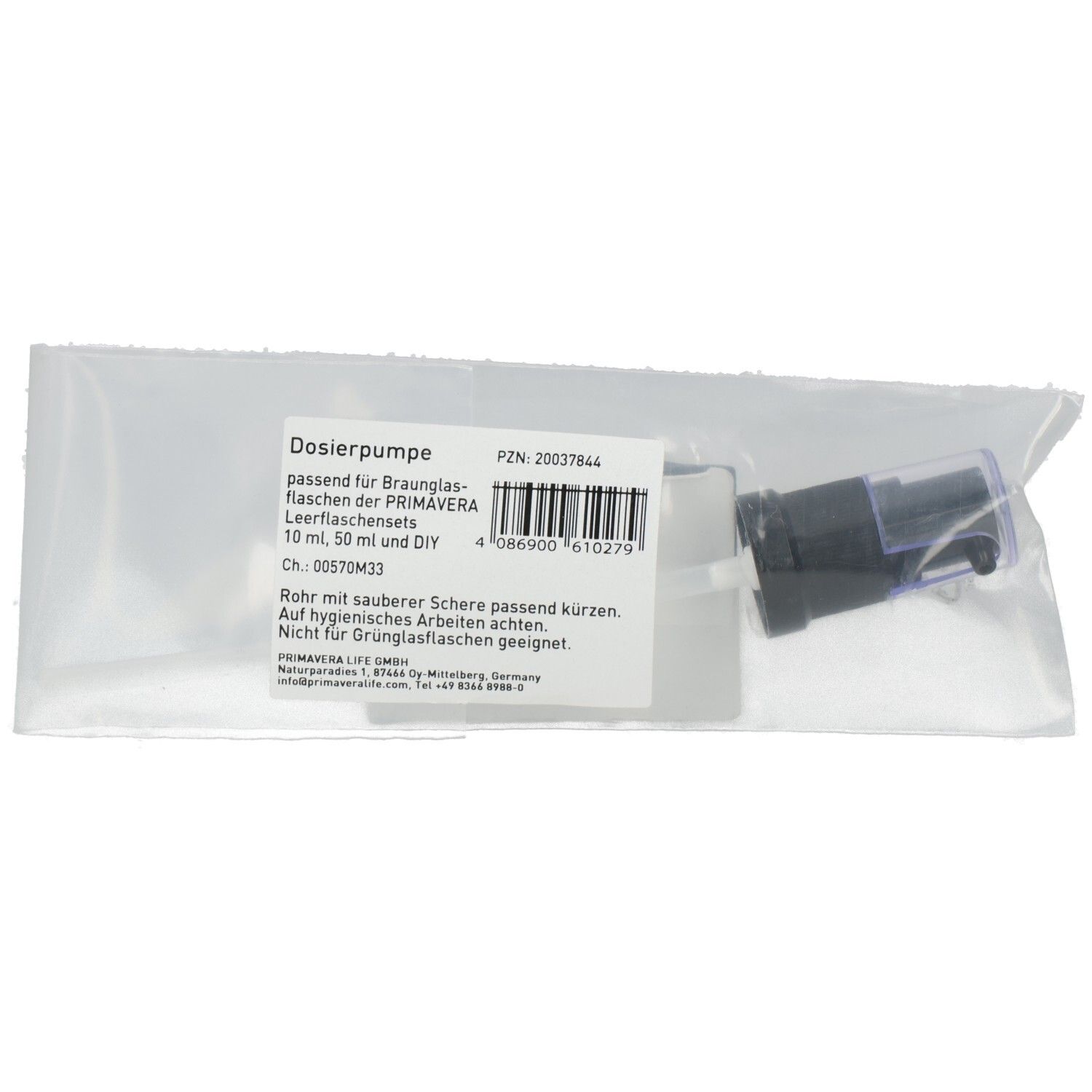 Dosierpumpe in transparenter Verpackung. Schwarzer Pumpenkopf mit transparentem Deckel. Enthält ein weißes Kunststoffteil und einen Barcode.