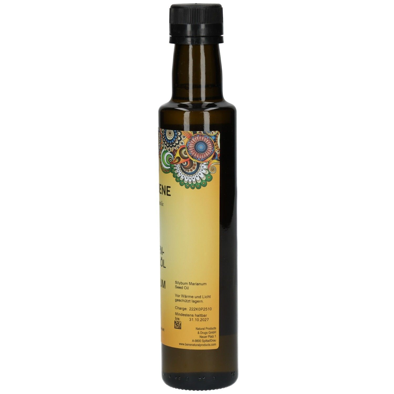 Seitenansicht der dunklen Glasflasche mit Primabene Mariendistelöl Premium Bio, mit Fokus auf das Etikett.