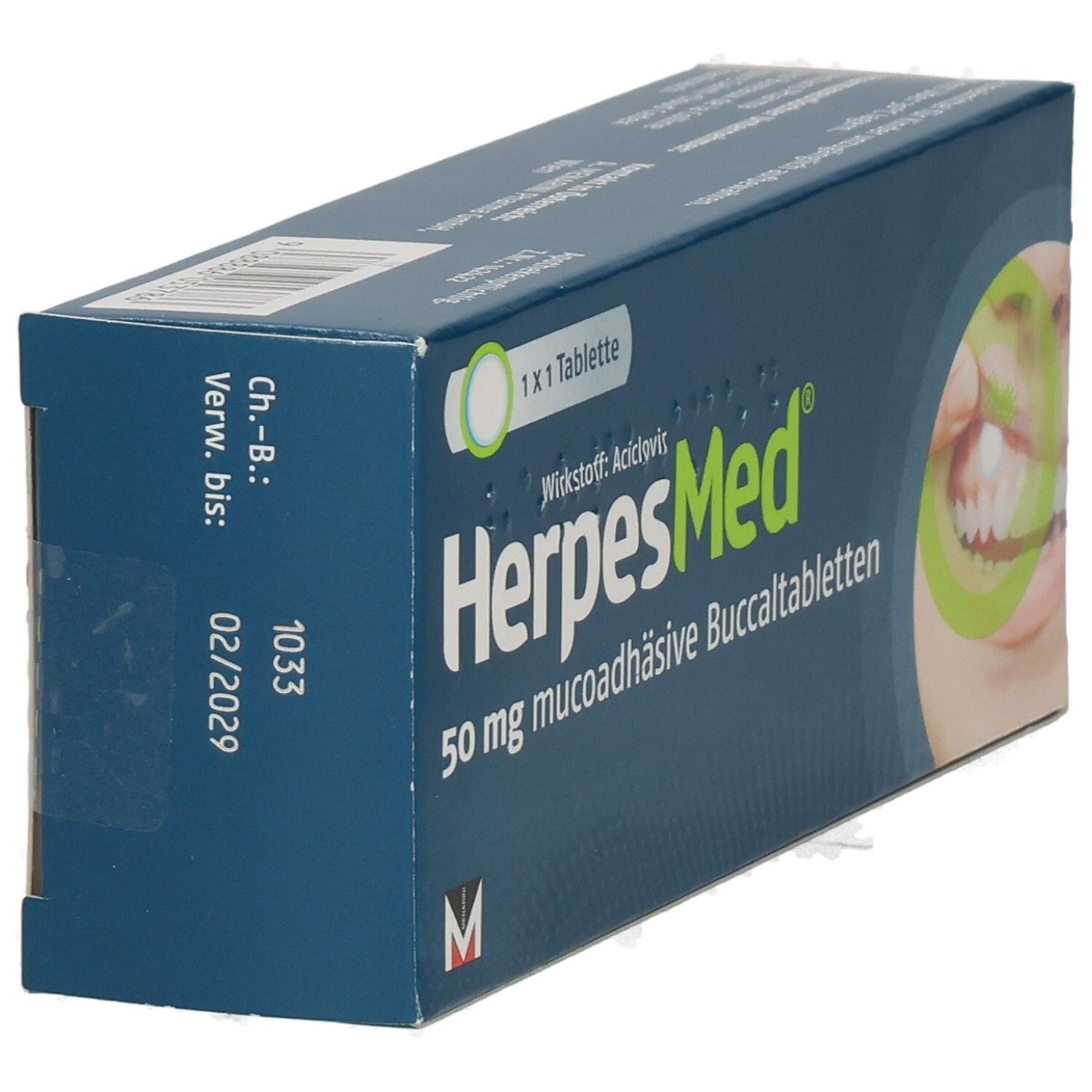 HerpesMed® 50 mg Buccaltabletten Packung, Rückseite. Blaue Schachtel mit Chargennummer und Verfallsdatum.