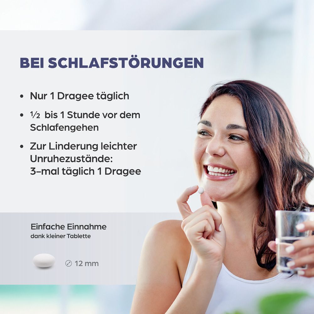 Frau nimmt Dragee mit Wasser ein, kleine Tablette 12 mm, Text zur Einnahme bei Schlafstörungen.