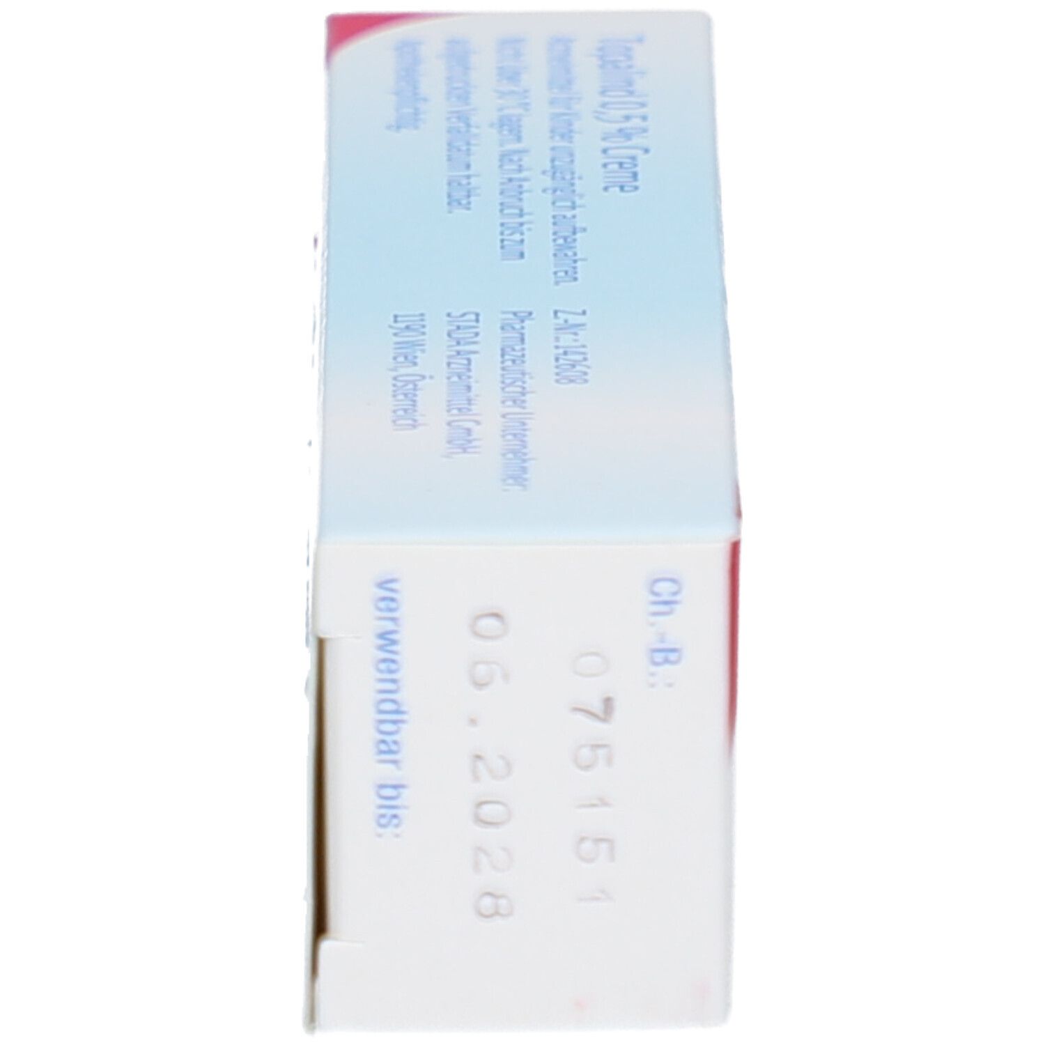 Seitenansicht der Topalind 0,5% Creme-Verpackung. Enthält Informationen wie Verfallsdatum und Chargennummer.