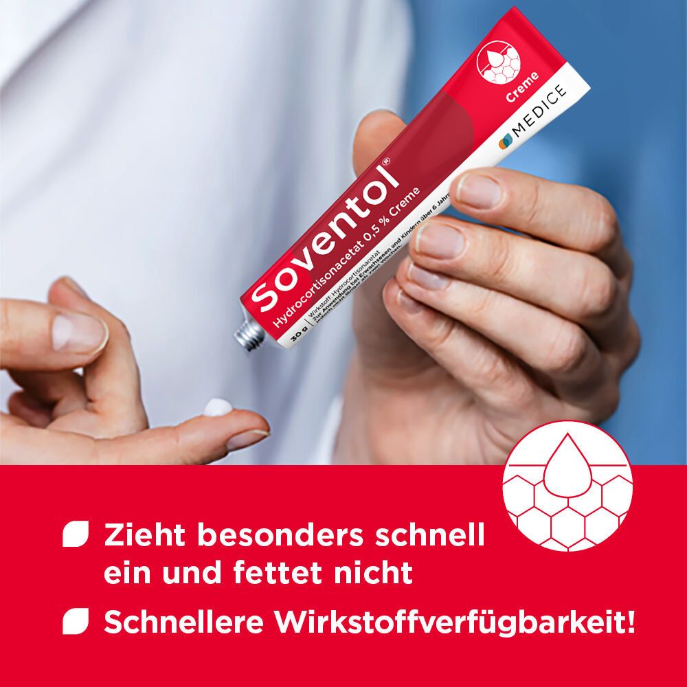 Hand hält Soventol HydroCortisonacetat 0,5% Creme Tube, kleiner Tropfen Creme.