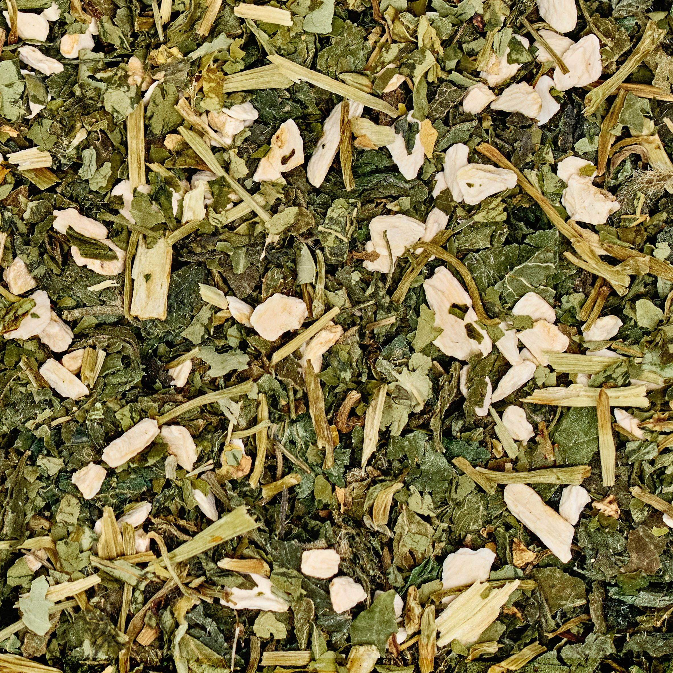 Nahaufnahme der getrockneten Kräutertee-Mischung aus Kapuzinerkresse und Meerrettich.