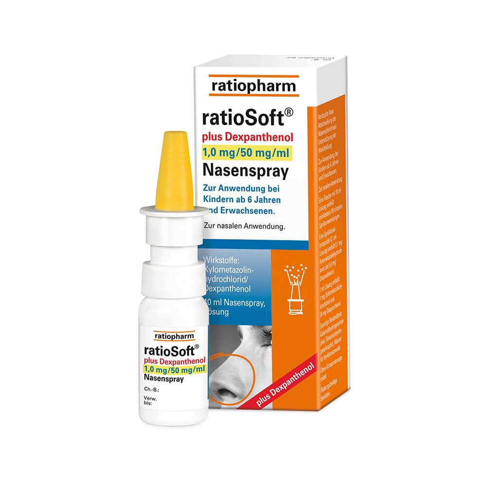 Nasenspray und Verpackung. Aufschrift: ratioSoft plus Dexpanthenol 1,0 mg/50 mg/ml Nasenspray. 10 ml Lösung. Gelbe Sprühdüse.