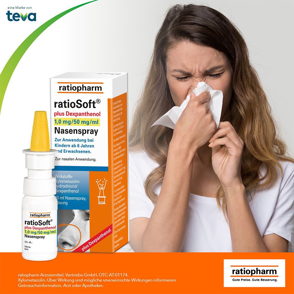Frau mit Taschentuch. Neben ihr: Nasenspray und Verpackung. Aufschrift: ratioSoft plus Dexpanthenol 1,0 mg/50 mg/ml Nasenspray.