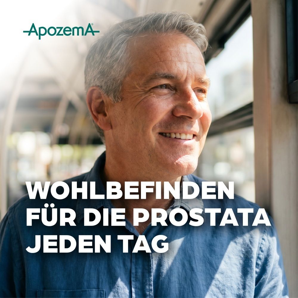 Lächelnder Mann mittleren Alters im Zug, mit Text "Wohlbefinden für die Prostata jeden Tag".