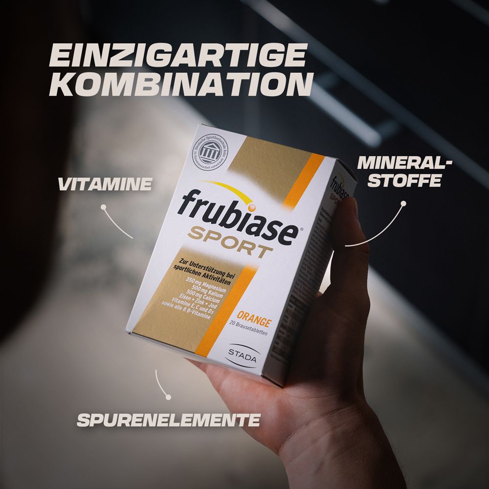 Hand hält frubiase® SPORT Aktiv Packung. Text: VITAMINE, SPURENELEMENTE, MINERALSTOFFE.
