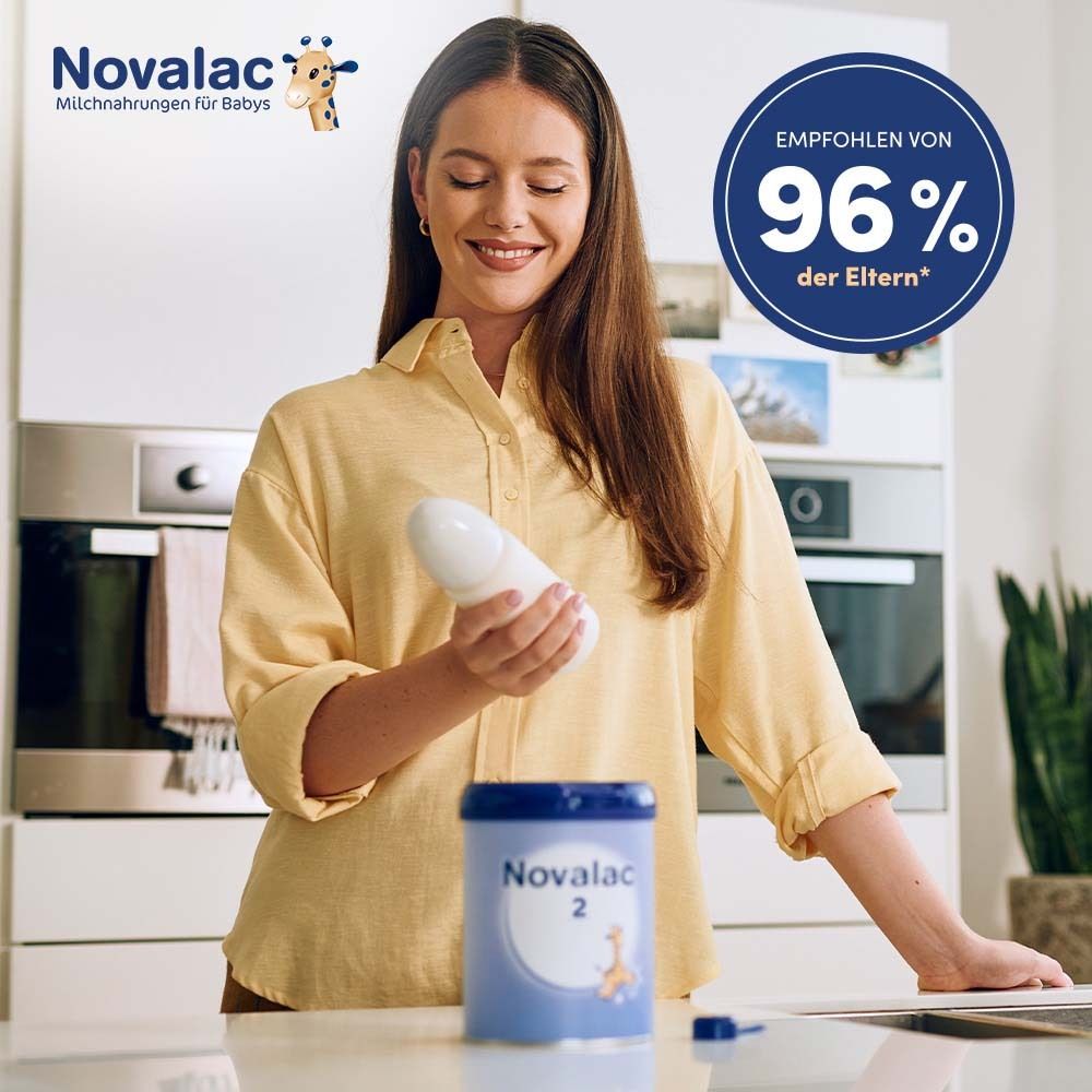 Frau hält Babyflasche und Dose Novalac 2. Aufschrift: Novalac 2. Empfohlen von 96% der Eltern.
