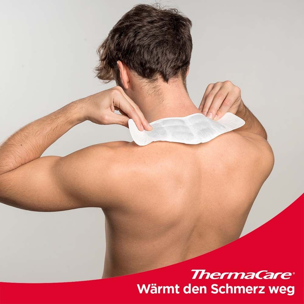 Mann mit ThermaCare®-Wärmeauflage am Nacken. Produkt ist weiß und rechteckig. Der Mann ist von hinten zu sehen.