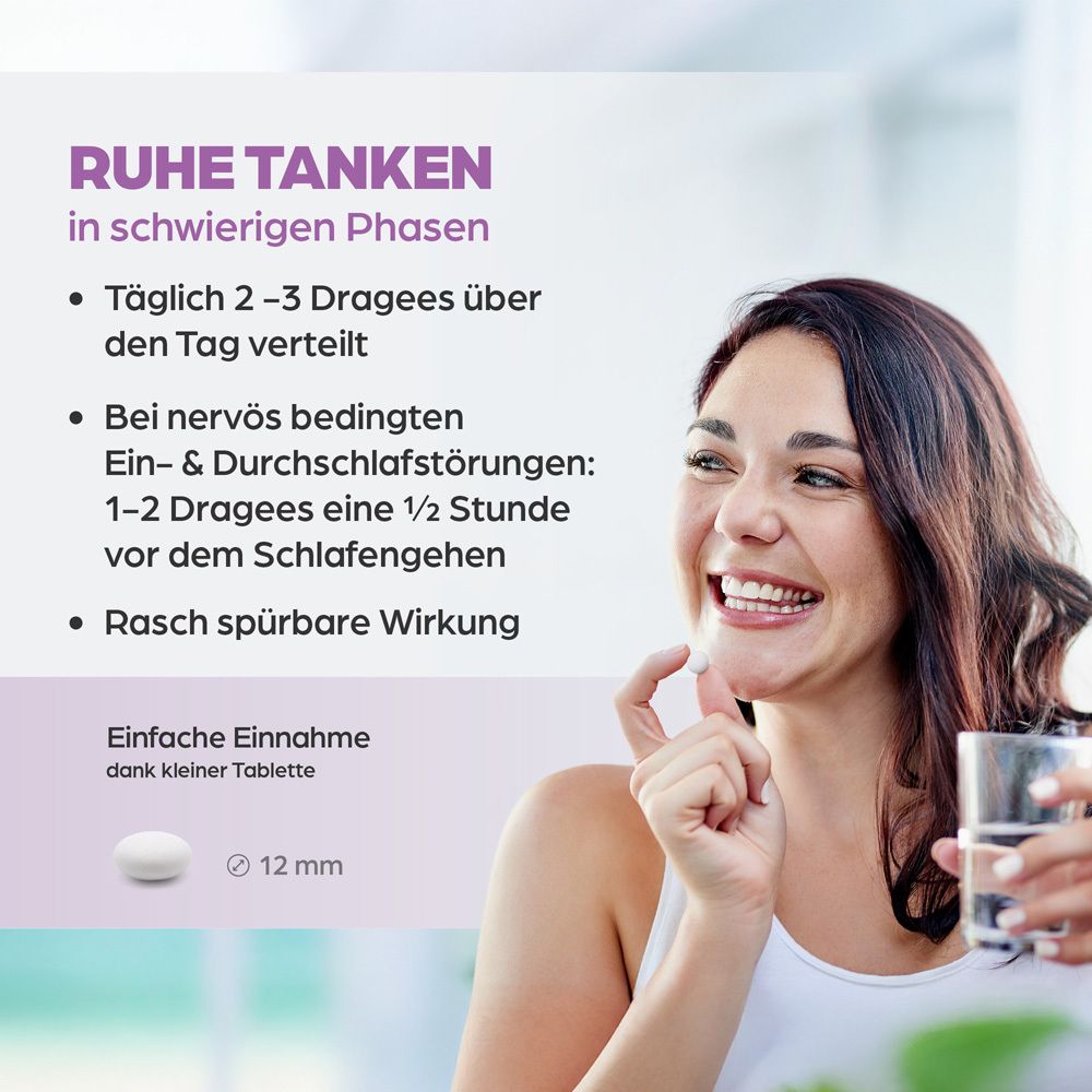 Frau nimmt Tablette. Text: Ruhe tanken in schwierigen Phasen. Einnahme: 2-3 Dragees. Bei Schlafstörungen: 1-2 Dragees. Wirkung. Tablette: 12 mm.