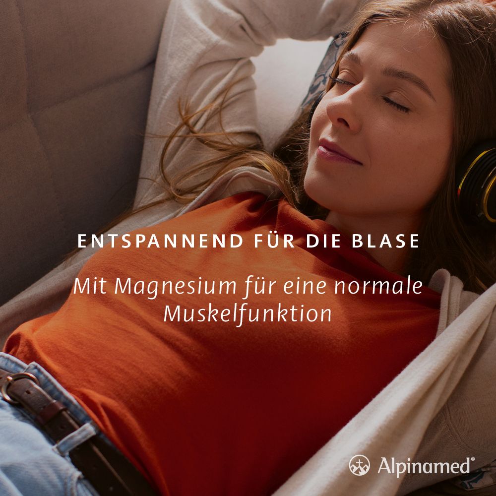 Frau liegt entspannt auf dem Sofa. Text: Entspannend für die Blase. Mit Magnesium für eine normale Muskelfunktion. Alpinamed Logo.