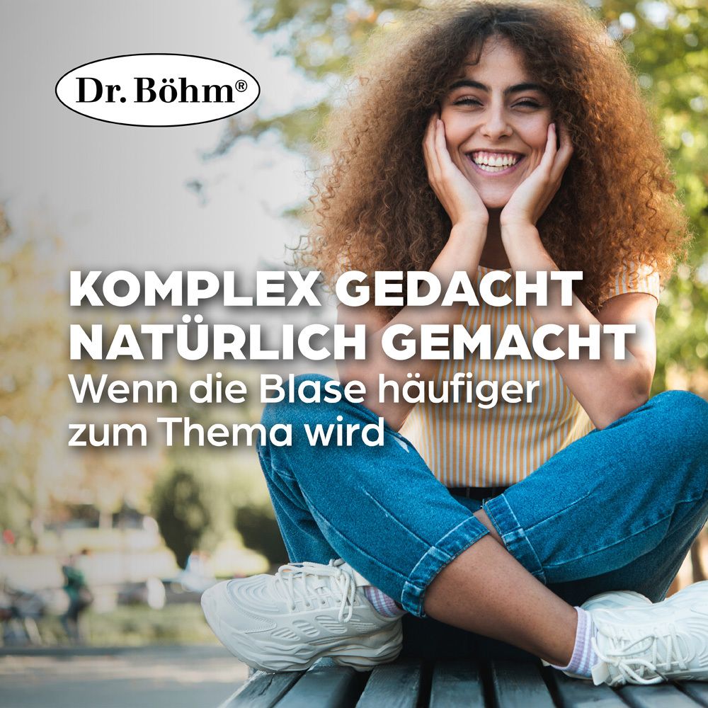 Eine lächelnde Frau sitzt auf einer Bank. Text: KOMPLEX GEDACHT, NATÜRLICH GEMACHT. Wenn die Blase häufiger zum Thema wird.