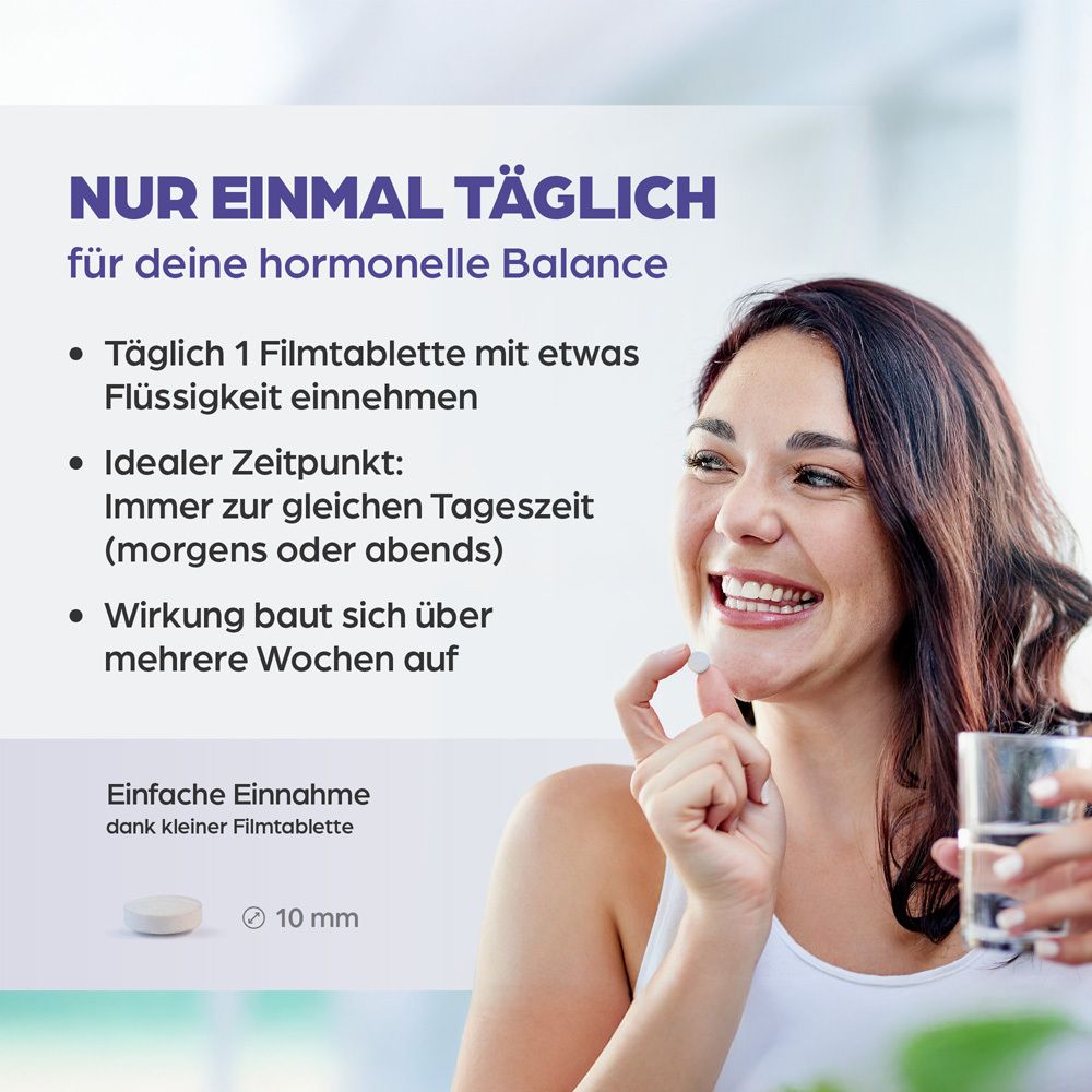 Frau hält Tablette. Text: Nur einmal täglich. Einnahme mit Flüssigkeit. Idealer Zeitpunkt: morgens oder abends. Wirkung baut sich über Wochen auf.