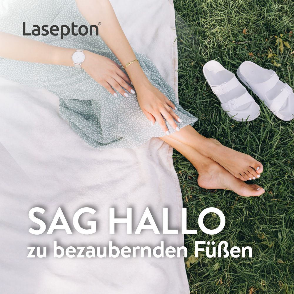 Person mit Füßen auf einer Decke. Füße und Sandalen auf Gras. Text: Sag Hallo zu bezaubernden Füßen. Marke: Lasepton.