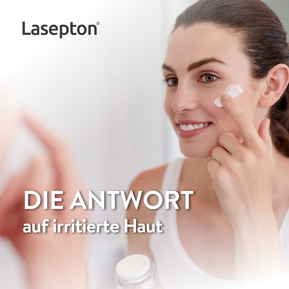 Frau trägt Lasepton® Creme auf irritierte Haut auf.
