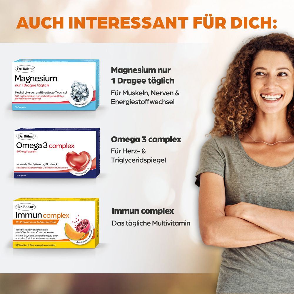 Drei Produktverpackungen: Magnesium, Omega 3 complex, Immun complex. Frau lächelt.