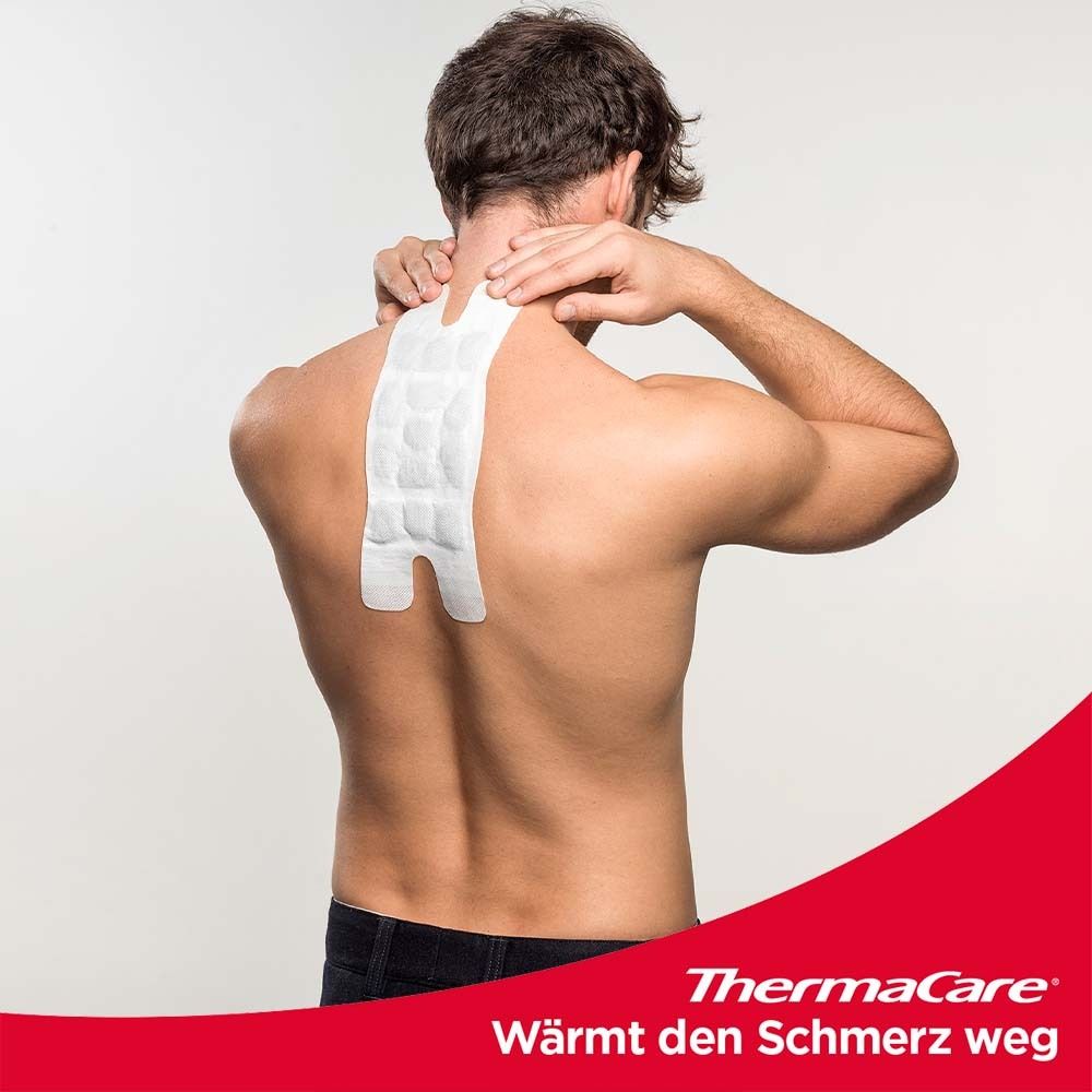 Mann mit Wärmepflaster auf dem Rücken. Pflaster weiß, rechteckig mit Aussparungen. ThermaCare® Logo unten rechts.