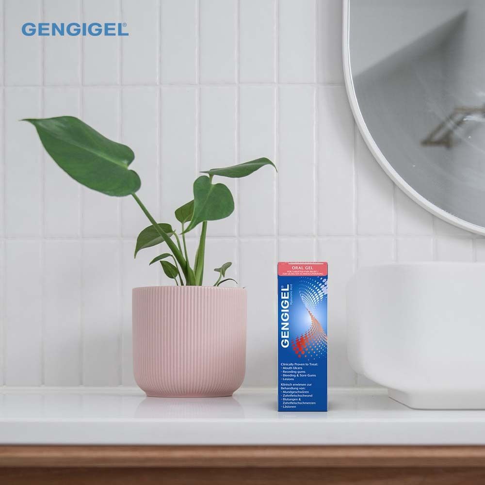 Gengigel® Schachtel auf einer Ablage. Blaue Schachtel mit roter Grafik. Text: Gengigel, Oral Gel.