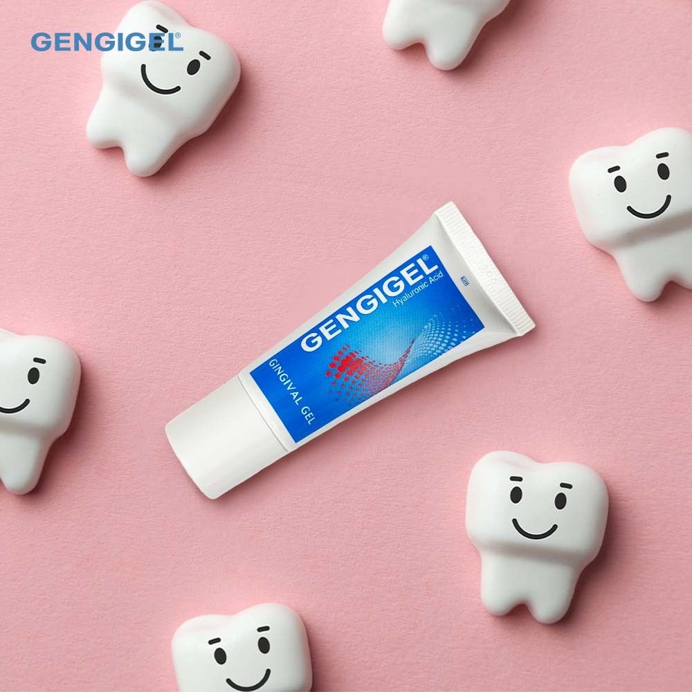 Gengigel® Gel-Tube mit lächelnden Zähnen. Blaue Tube mit roter Grafik. Text: Gengigel, Gingival Gel.