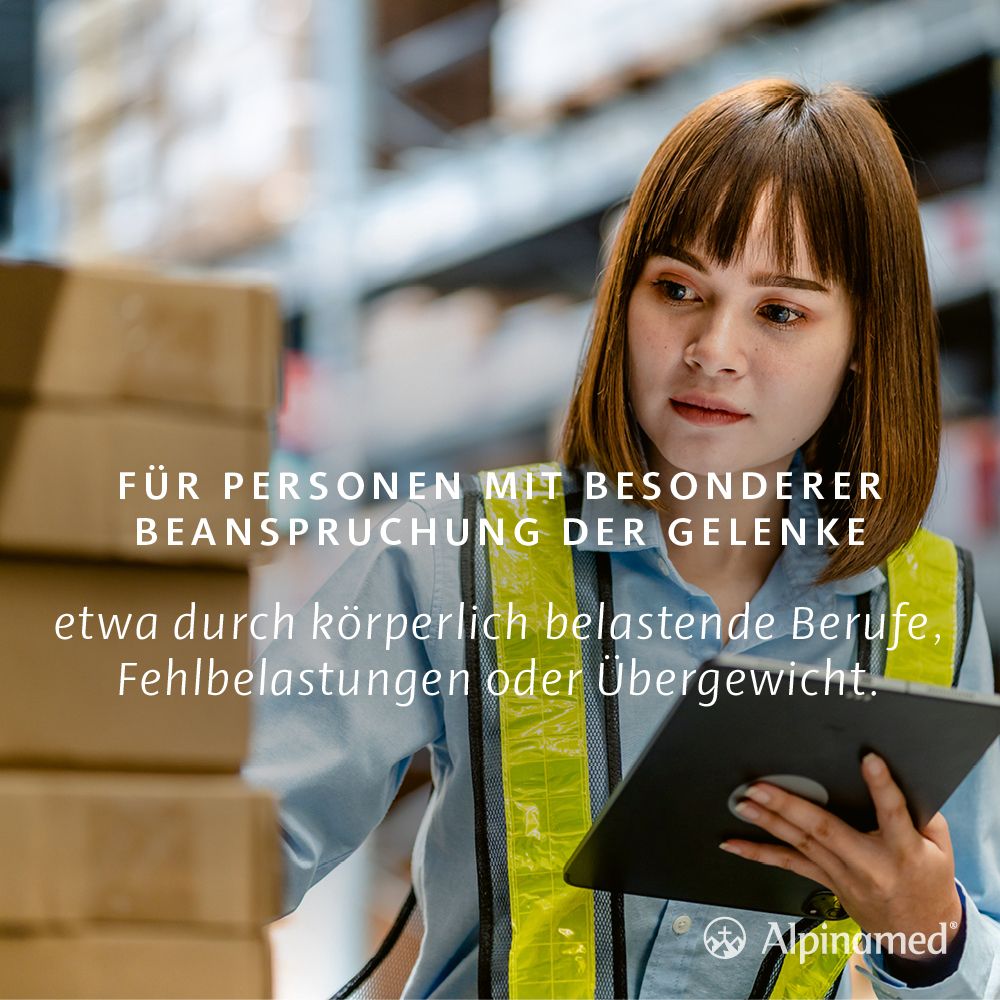 Frau mit Tablet in Lagerhalle. Text: Für Personen mit besonderer Beanspruchung der Gelenke.