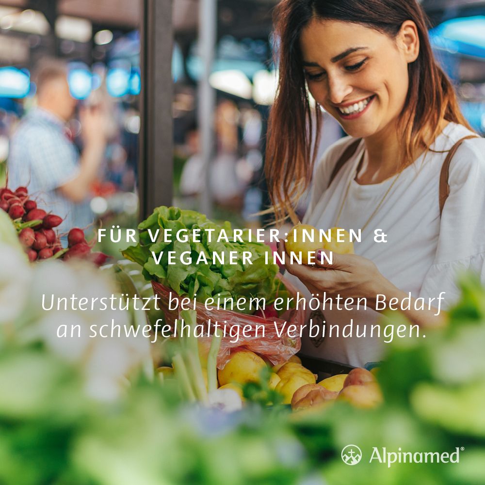 Frau am Marktstand. Text: Für Vegetarier:innen & Veganer:innen. Bedarf an schwefelhaltigen Verbindungen.