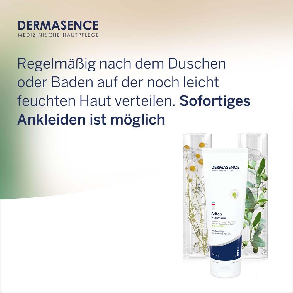 Tube DERMASENCE Adtop Pflegecreme neben Glasbehälter mit Pflanzen. Text: Regelmäßig nach dem Duschen oder Baden auf die Haut auftragen.
