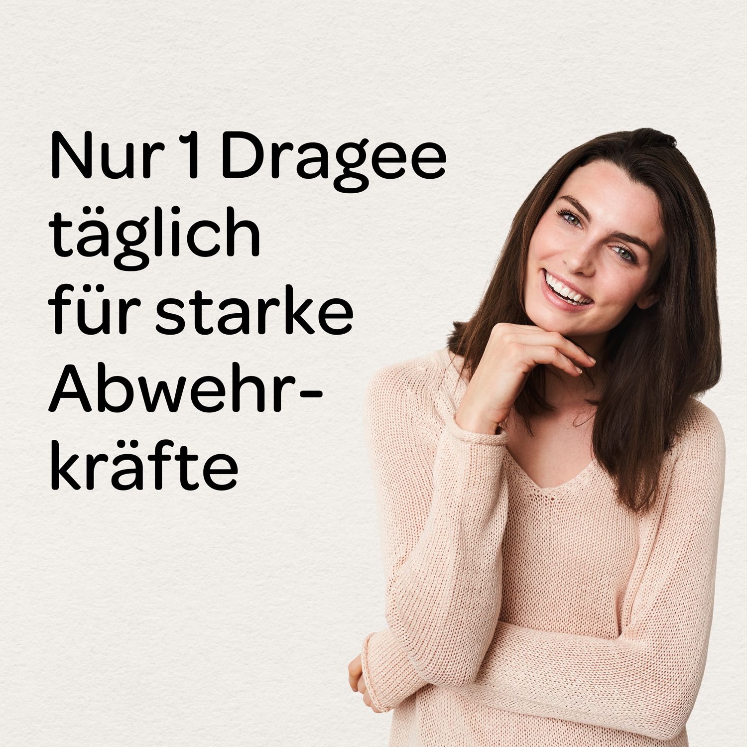 Frau lächelt. Text: Nur 1 Dragee täglich für starke Abwehrkräfte.