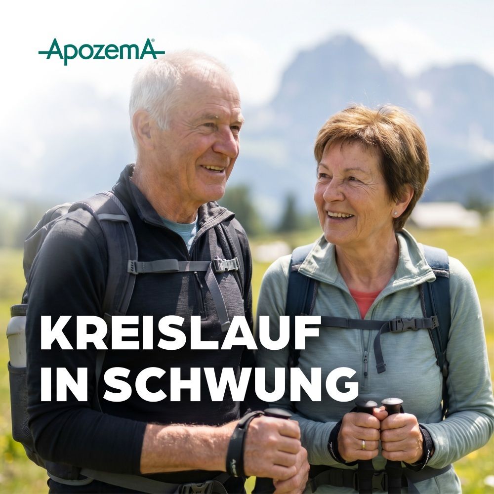 Älteres Paar beim Wandern, lächelnd, mit Rucksäcken und Wanderstöcken.