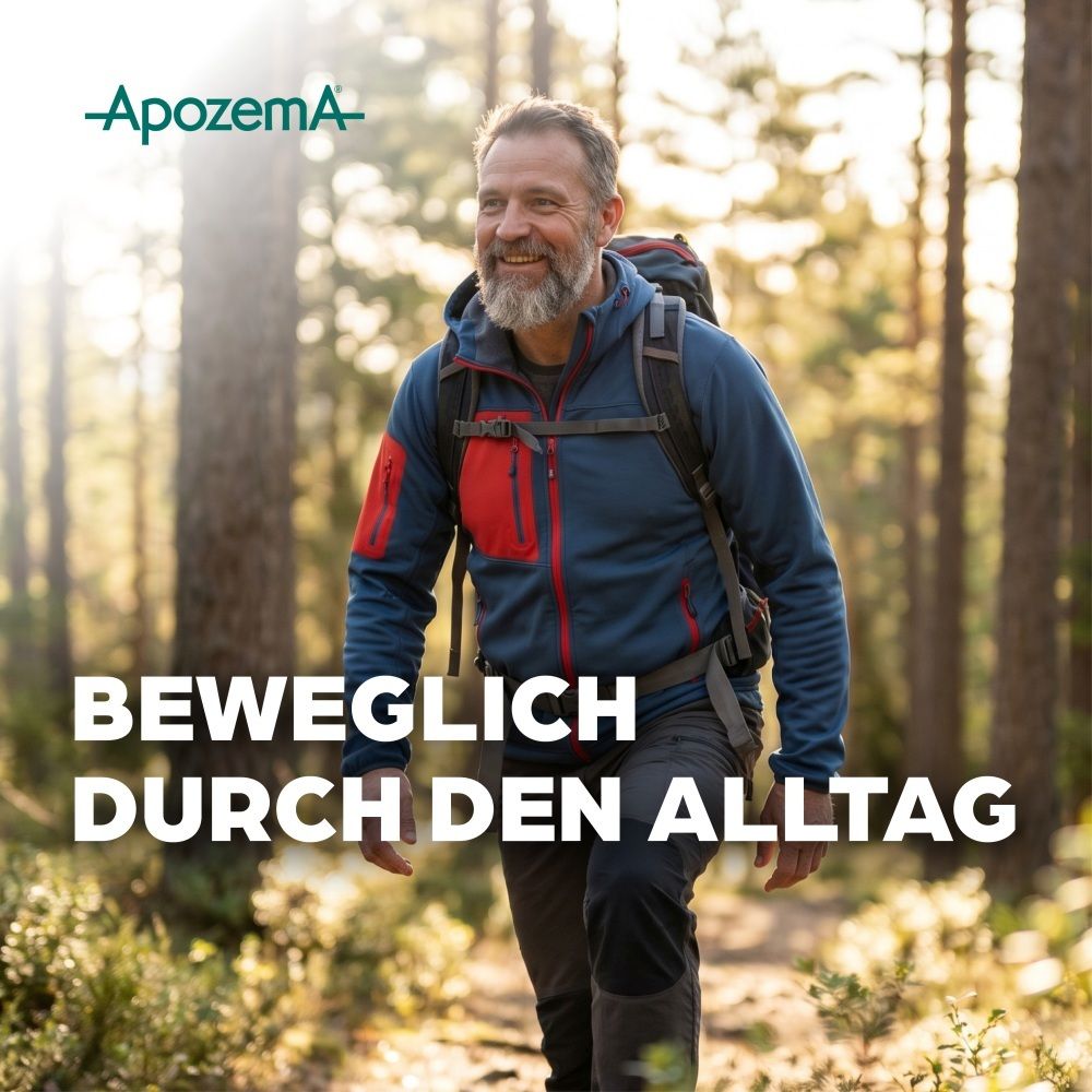 Ein Mann wandert in einem Wald, umgeben von Bäumen.