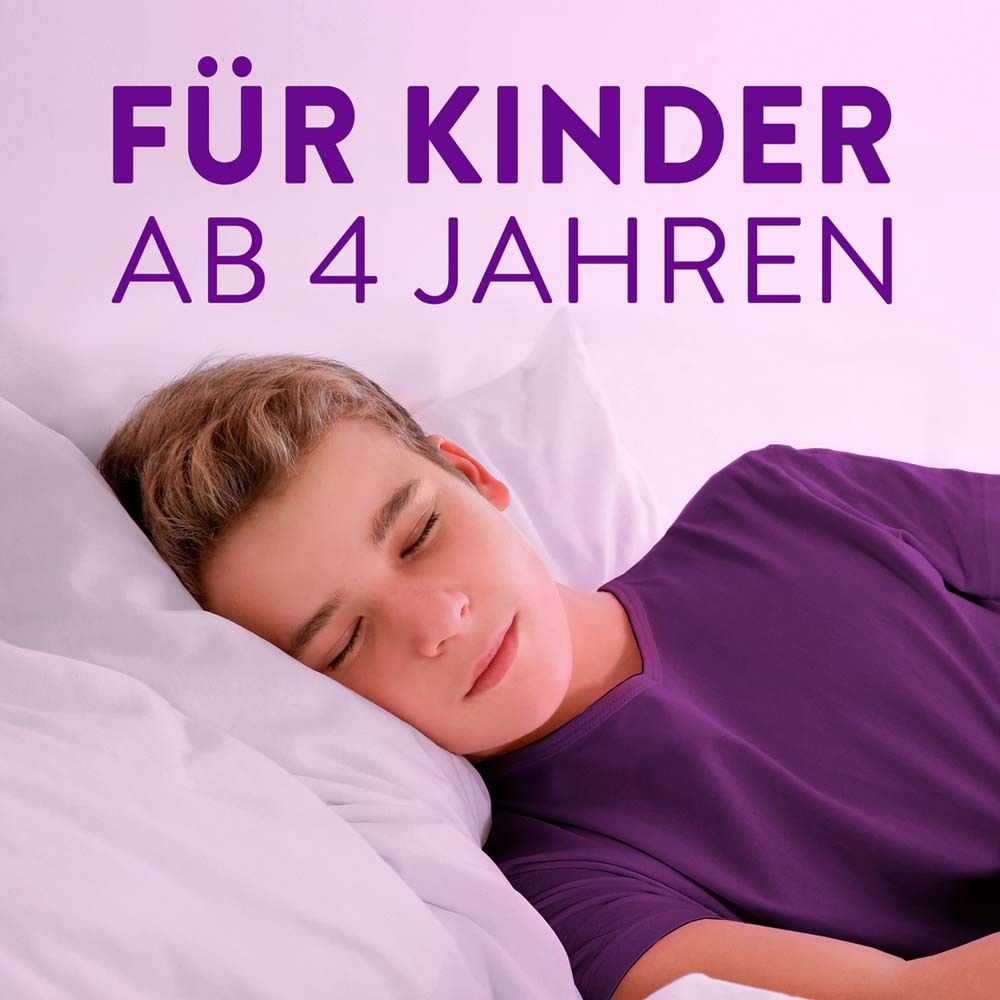 Junge schläft im Bett. Text: FÜR KINDER AB 4 JAHREN.