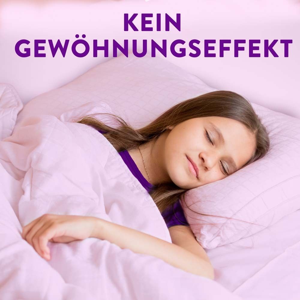 Mädchen schläft im Bett. Text: KEIN GEWÖHNUNGSEFFEKT.
