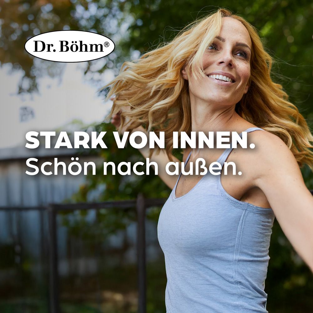 Eine lächelnde Frau mit blonden Haaren. Text: Stark von innen. Schön nach außen. Hintergrund: grüner Garten.