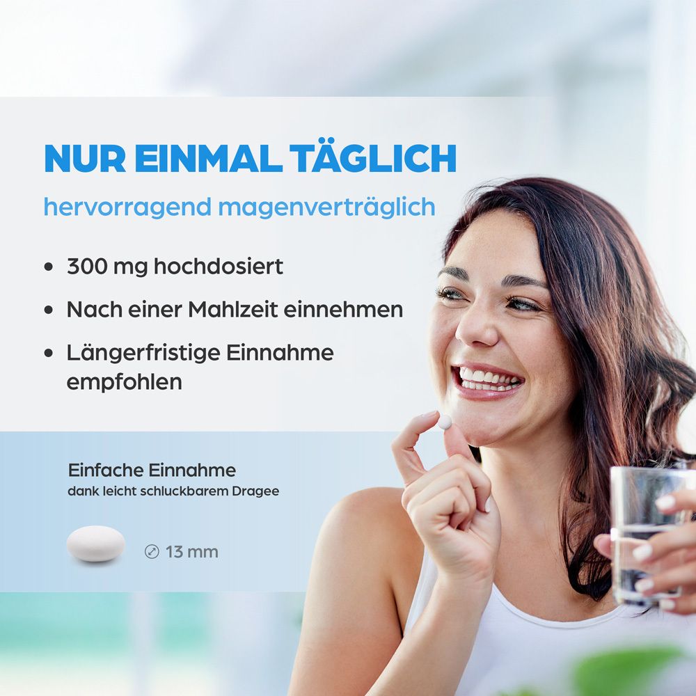 Frau hält Tablette und Glas. Text: NUR EINMAL TÄGLICH. 300 mg hochdosiert. 13 mm Tablette.