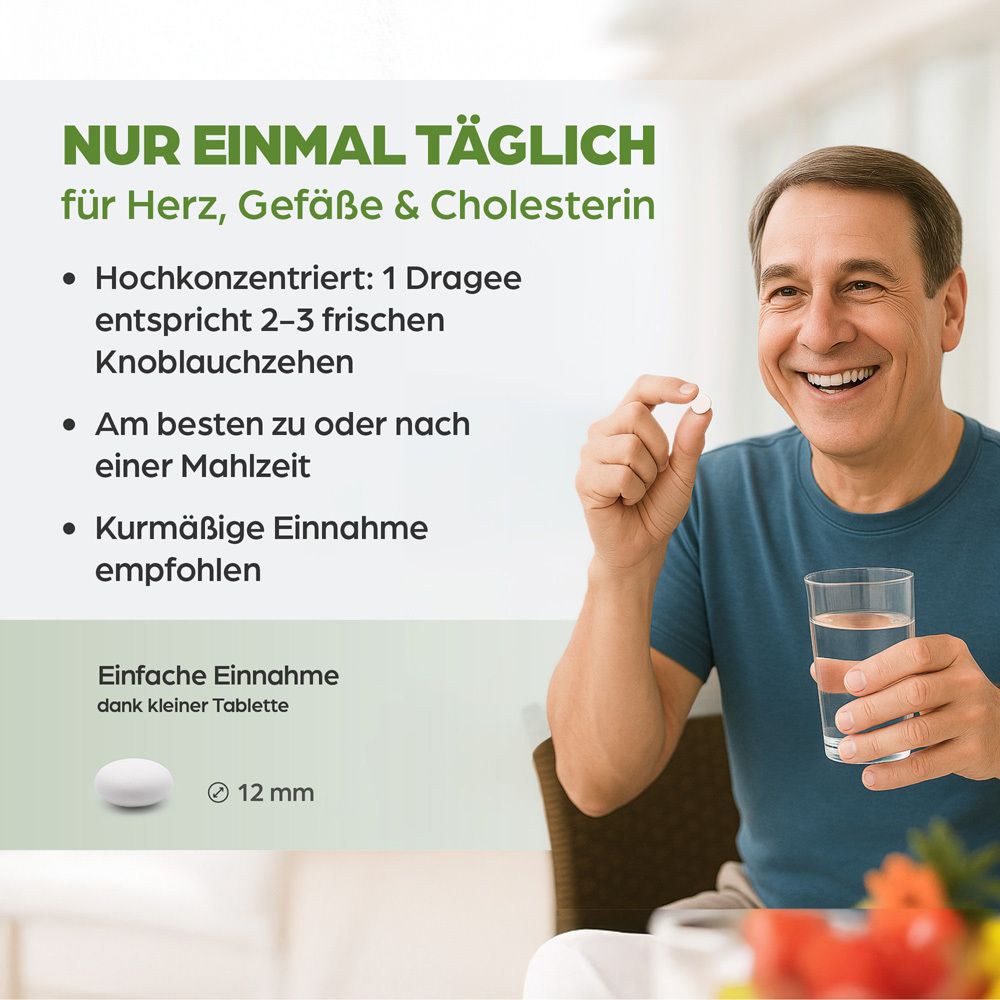 Mann hält Tablette und Glas Wasser. Text: NUR EINMAL TÄGLICH. 1 Dragee entspricht 2-3 Knoblauchzehen. Tablette: 12 mm.